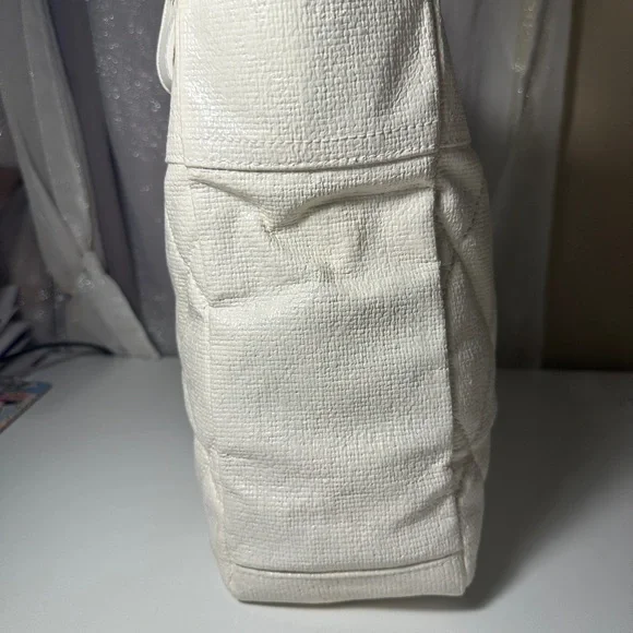 CHANEL Ivory Quilted Tote Bag - Picture 4 of 16